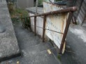 通りからは見づらかったが、下に降りられる階段があった